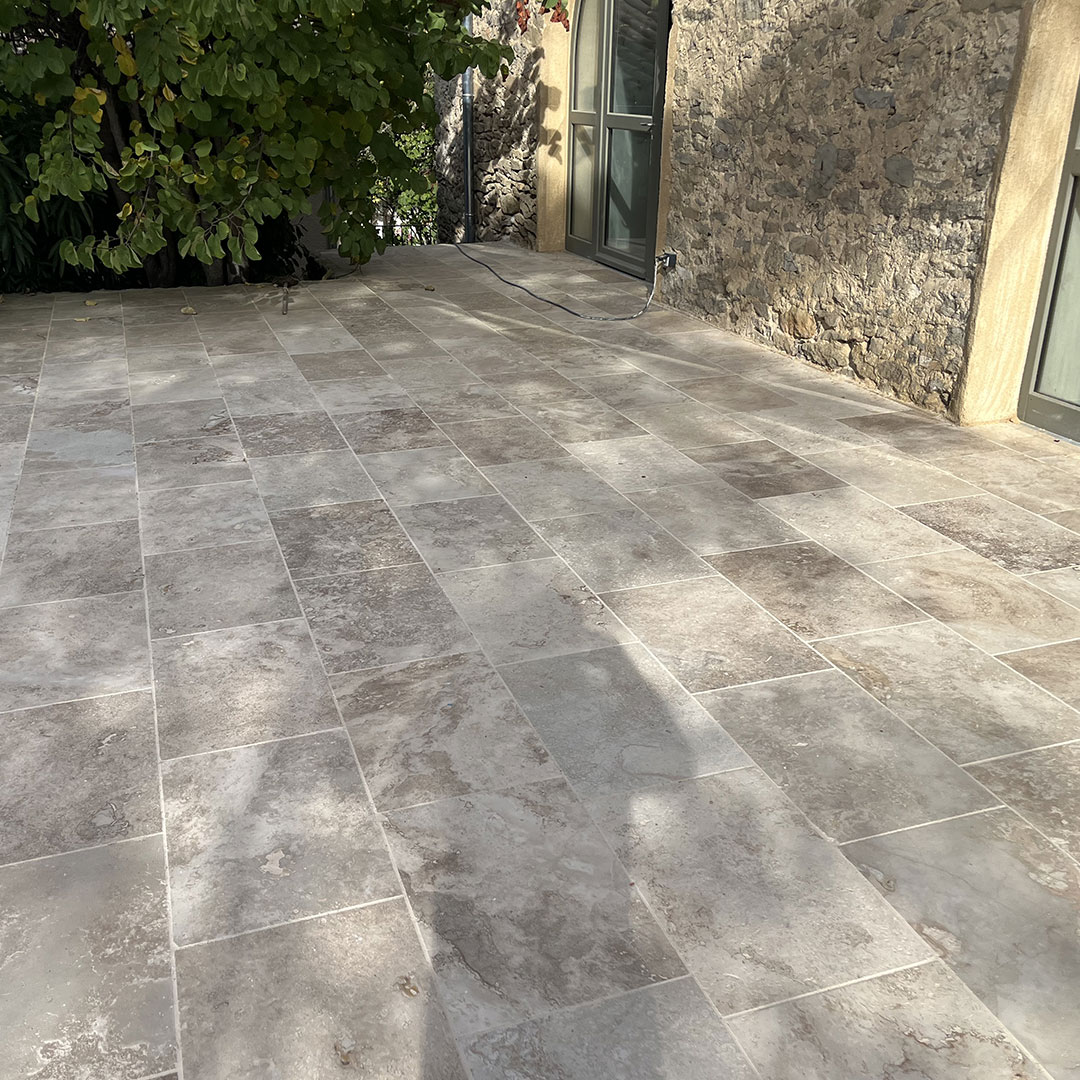 Détail de la Terrasse en travertin